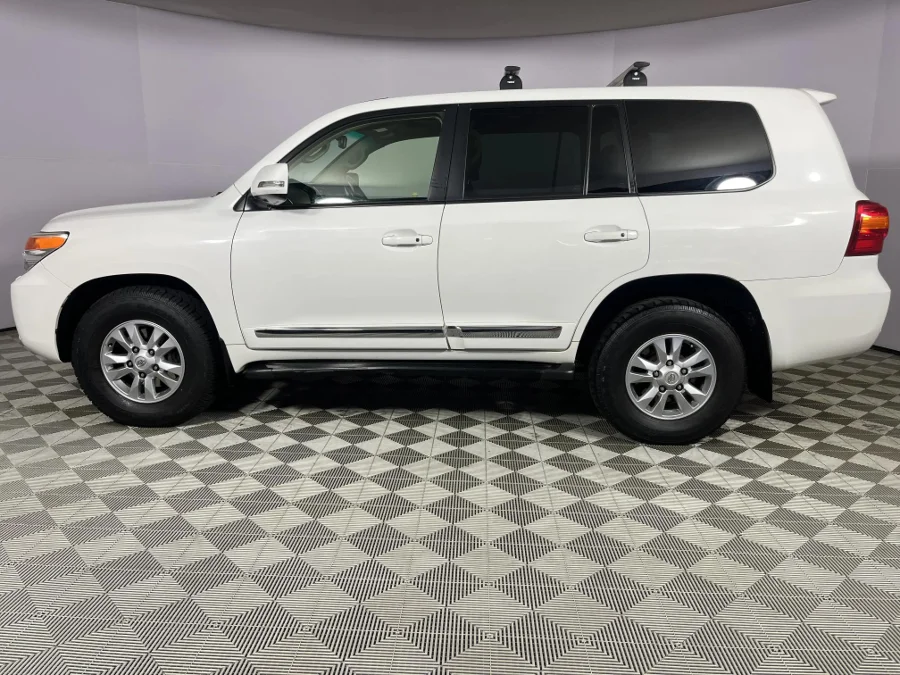 Used 2013 Toyota Land Cruiser 200 4.5D-4D V8 VX - WeBuyCars The Dome Used 2013 Toyota Land Cruiser 200 4.5D-4D V8 VX - WeBuyCars The Dome
