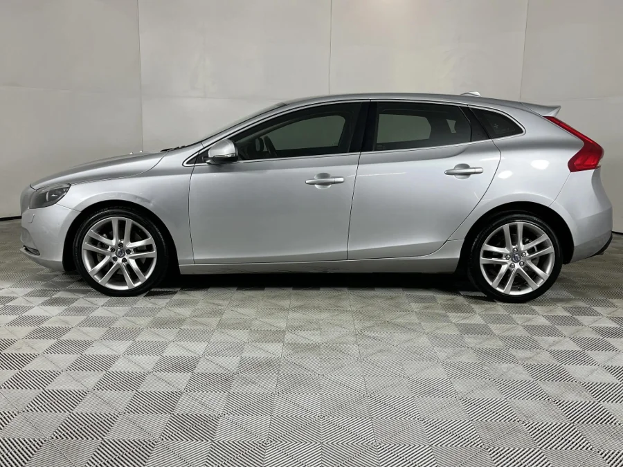 Used 2016 Volvo V40 T3 Momentum auto - WeBuyCars The Dome