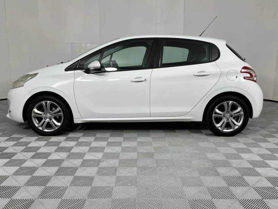 Used 2013 Peugeot 208 5-door 1.6 Active auto - WeBuyCars Gqeberha
