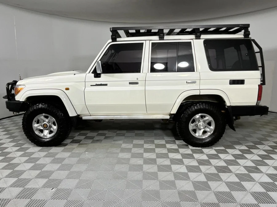Used 2014 Toyota Land Cruiser 76 4.5D-4D V8 station wagon LX - WeBuyCars Silverlakes Used 2014 Toyota Land Cruiser 76 4.5D-4D V8 station wagon LX - WeBuyCars Silverlakes