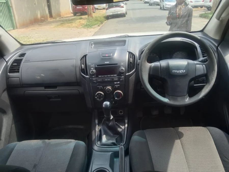 Used 2014 Isuzu KB 250D-Teq double cab LE - Wariz Auto Used 2014 Isuzu KB 250D-Teq double cab LE - Wariz Auto