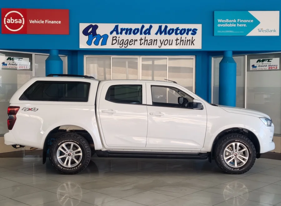 Used 2023 Isuzu D-Max 3.0TD double cab LS 4x4 manual - Arnold Motors CC