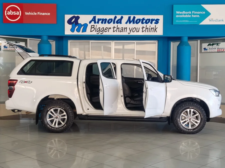 Used 2023 Isuzu D-Max 3.0TD double cab LS 4x4 manual - Arnold Motors CC