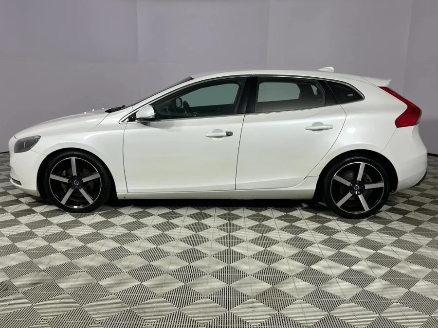 Used 2014 Volvo V40 T4 Excel auto - WeBuyCars Durban Used 2014 Volvo V40 T4 Excel auto - WeBuyCars Durban
