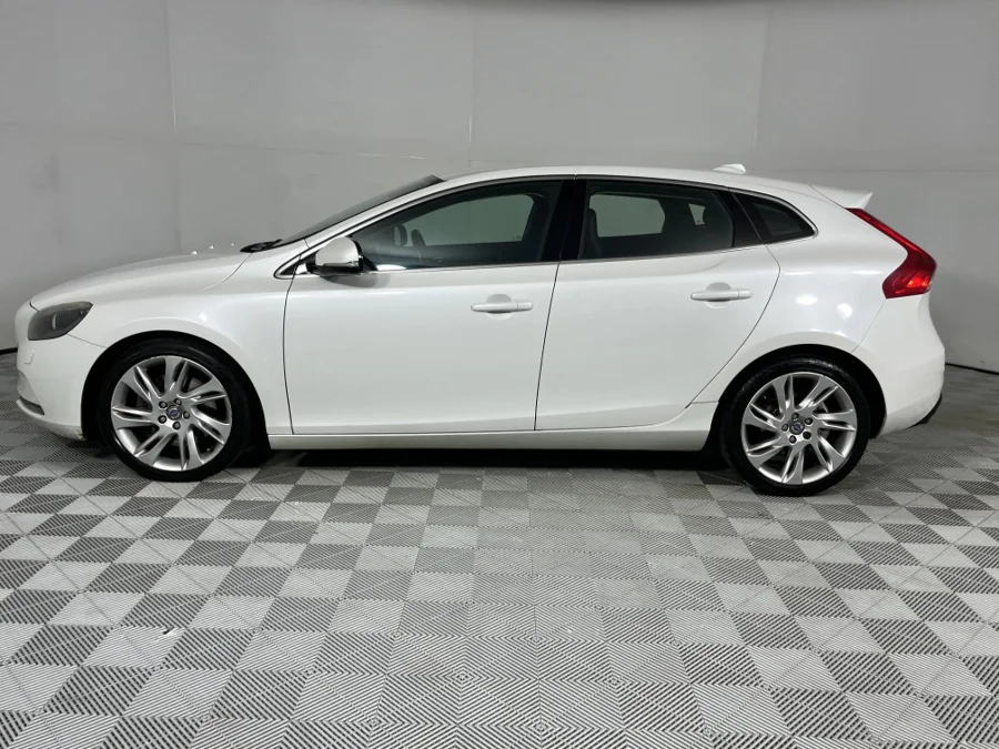 Used 2014 Volvo V40 Cross Country D3 Excel - WeBuyCars Silverlakes Used 2014 Volvo V40 Cross Country D3 Excel - WeBuyCars Silverlakes