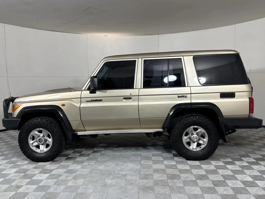 Used 2014 Toyota Land Cruiser 76 4.5D-4D V8 station wagon LX - WeBuyCars Midstream Used 2014 Toyota Land Cruiser 76 4.5D-4D V8 station wagon LX - WeBuyCars Midstream