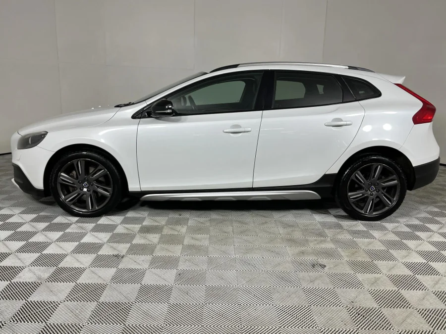 Used 2015 Volvo V40 Cross Country D3 Elite - WeBuyCars The Dome Used 2015 Volvo V40 Cross Country D3 Elite - WeBuyCars The Dome