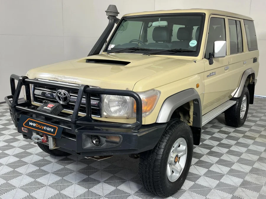 Used 2014 Toyota Land Cruiser 76 4.5D-4D V8 station wagon LX - WeBuyCars Mbombela Used 2014 Toyota Land Cruiser 76 4.5D-4D V8 station wagon LX - WeBuyCars Mbombela