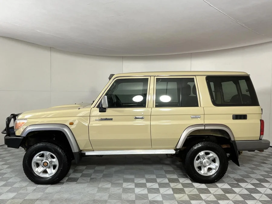 Used 2014 Toyota Land Cruiser 76 4.5D-4D V8 station wagon LX - WeBuyCars Mbombela Used 2014 Toyota Land Cruiser 76 4.5D-4D V8 station wagon LX - WeBuyCars Mbombela