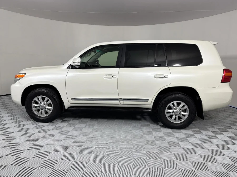 Used 2014 Toyota Land Cruiser 200 4.5D-4D V8 VX - WeBuyCars Vereeniging Used 2014 Toyota Land Cruiser 200 4.5D-4D V8 VX - WeBuyCars Vereeniging