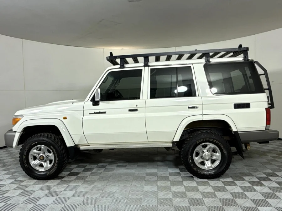 Used 2013 Toyota Land Cruiser 76 4.5D-4D V8 station wagon LX - WeBuyCars Midstream Used 2013 Toyota Land Cruiser 76 4.5D-4D V8 station wagon LX - WeBuyCars Midstream