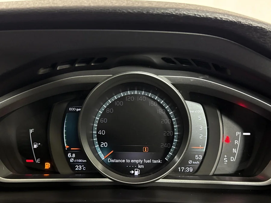 Used 2017 Volvo V40 Cross Country D4 Momentum - WeBuyCars Midstream