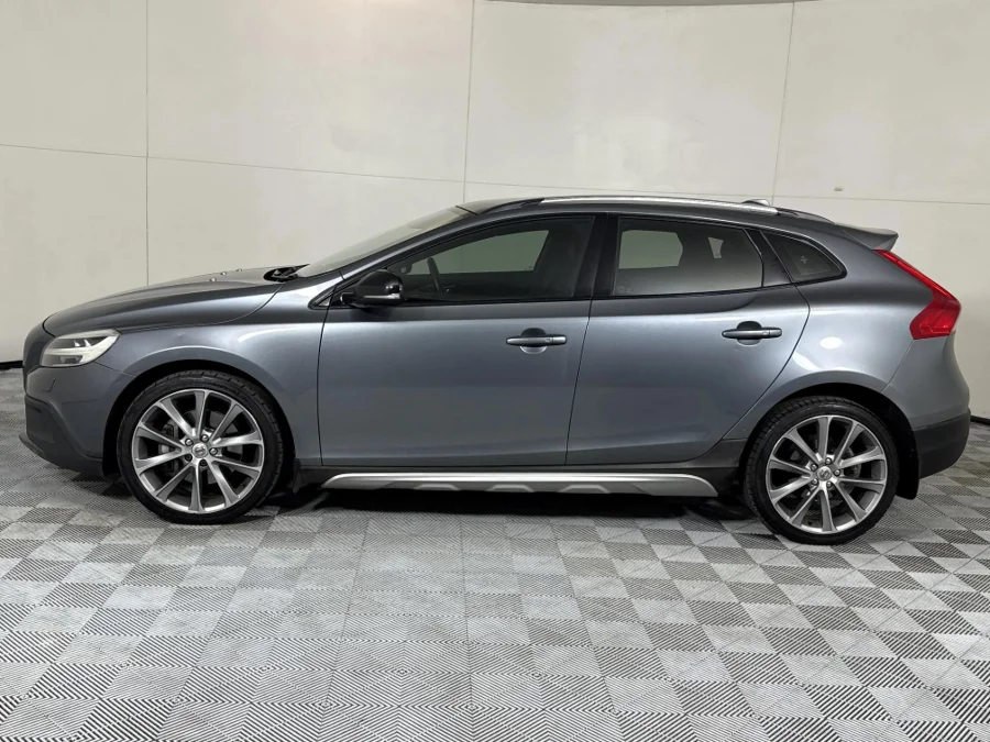 Used 2017 Volvo V40 Cross Country D4 Momentum - WeBuyCars Midstream