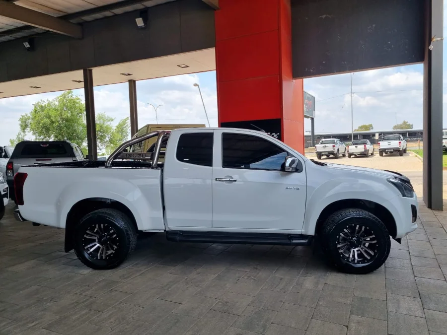 Used 2020 Isuzu D-Max 300 3.0TD Extended cab LX auto - Highway Motors