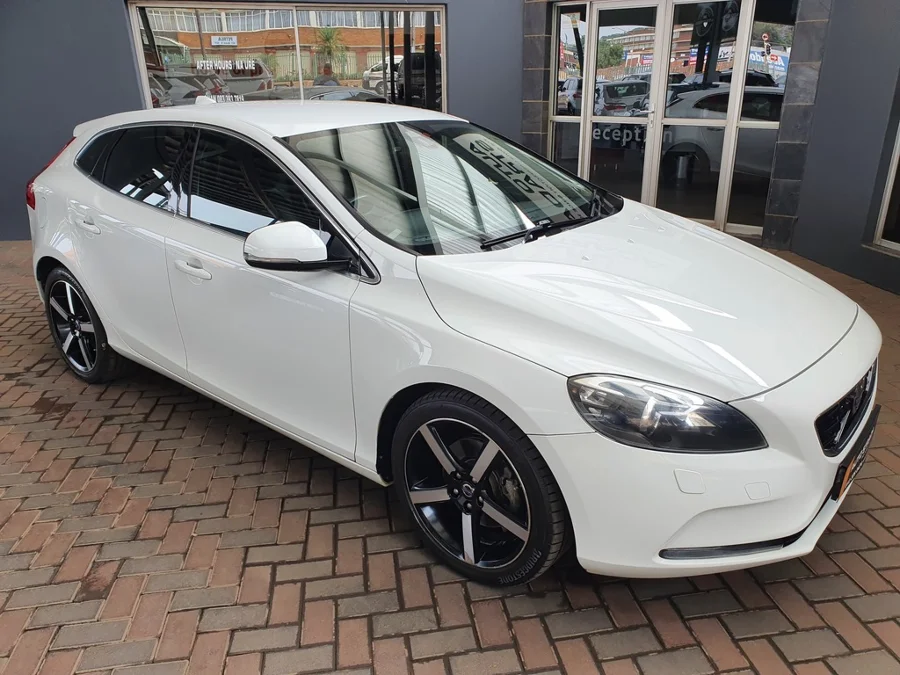 Used 2014 Volvo V40 T3 Excel - Auto Strada Gezina Used 2014 Volvo V40 T3 Excel - Auto Strada Gezina