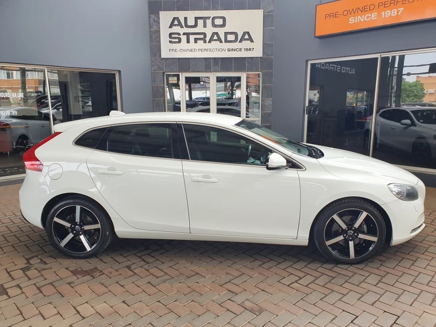 Used 2014 Volvo V40 T3 Excel - Auto Strada Gezina Used 2014 Volvo V40 T3 Excel - Auto Strada Gezina