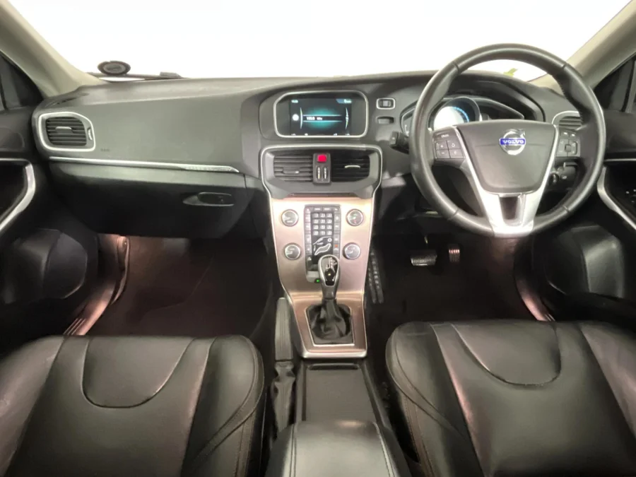 Used 2017 Volvo V40 Cross Country D4 Momentum - WeBuyCars Silverlakes