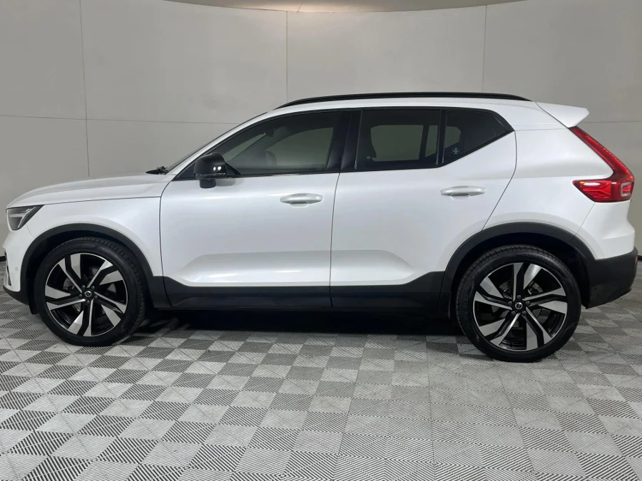 Used 2022 Volvo XC40 B5 AWD Plus Dark - WeBuyCars Midstream