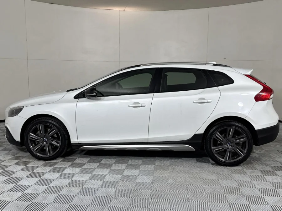 Used 2016 Volvo V40 Cross Country D3 Momentum - WeBuyCars Midstream