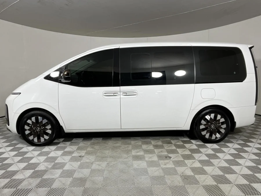 Used 2022 Hyundai Staria 2.2D Luxury - WeBuyCars The Dome