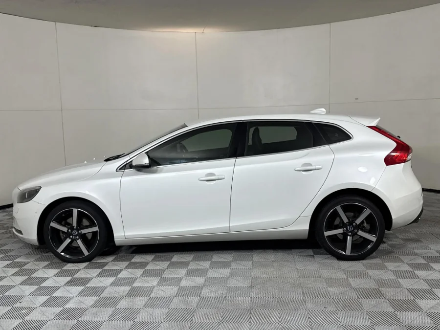 Used 2015 Volvo V40 T3 Momentum - WeBuyCars Midstream Used 2015 Volvo V40 T3 Momentum - WeBuyCars Midstream