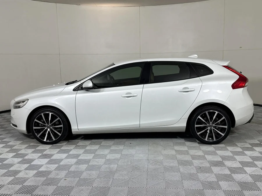 Used 2017 Volvo V40 T3 Momentum auto - WeBuyCars Midstream
