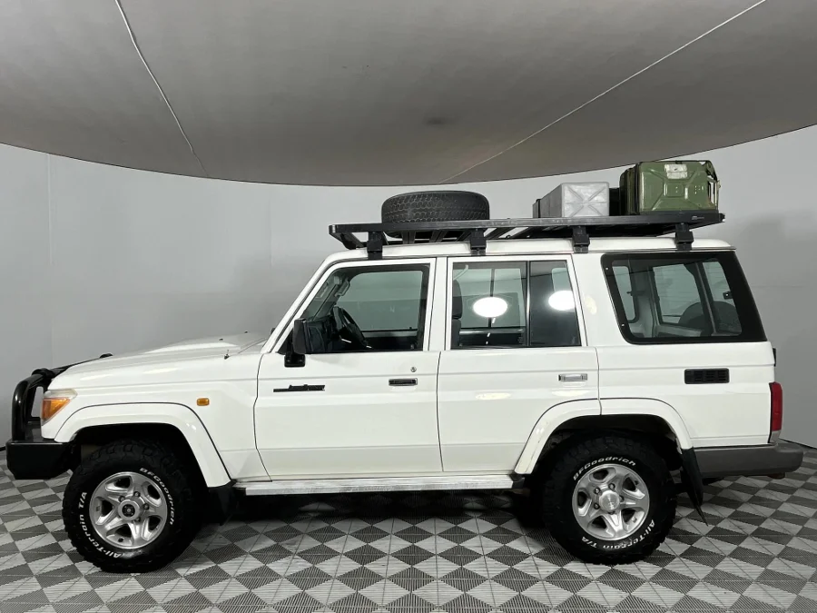 Used 2012 Toyota Land Cruiser 76 4.2D station wagon - WeBuyCars Richmond