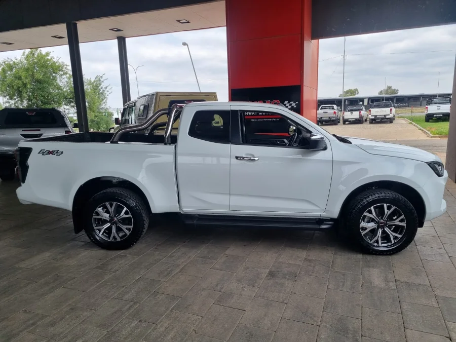 Used 2024 Isuzu D-Max 3.0TD Extended cab LSE 4x4 - Highway Motors