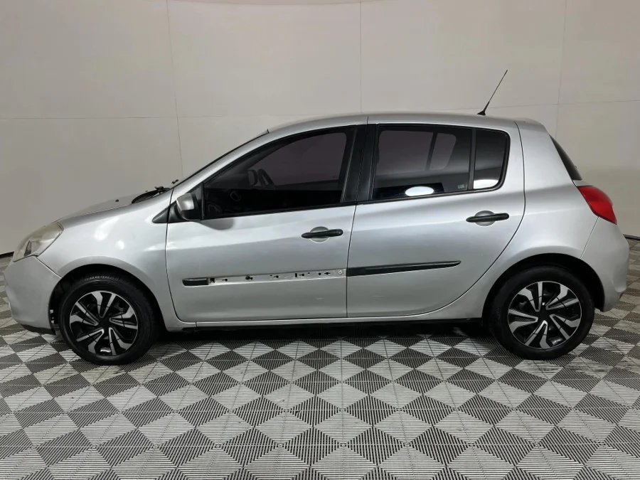 Used 2012 Renault Clio 1.6 Dynamique - WeBuyCars JHB South Used 2012 Renault Clio 1.6 Dynamique - WeBuyCars JHB South