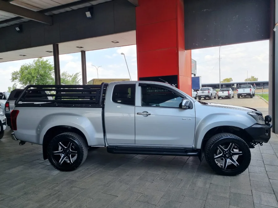 Used 2019 Isuzu D-Max 300 3.0TD Extended cab LX auto - Highway Motors
