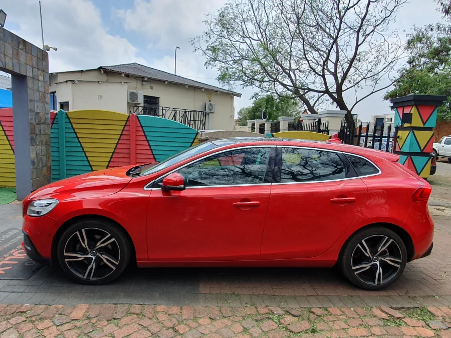 Used 2019 Volvo V40 D2 R-Design - Nolly Motors