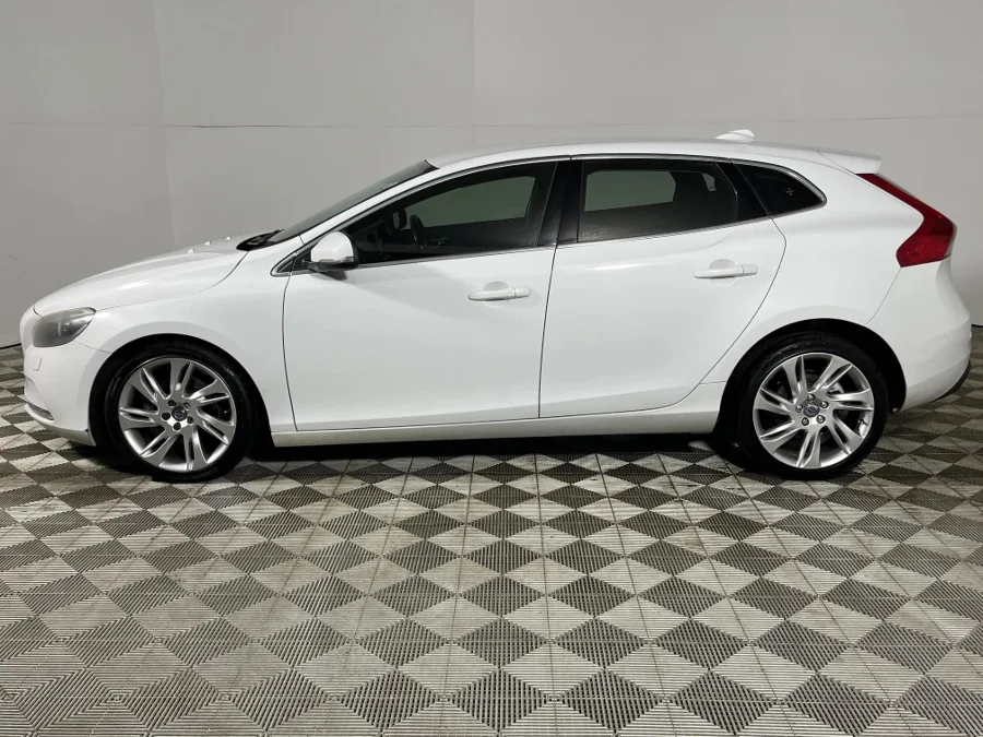 Used 2015 Volvo V40 D2 Inscription - WeBuyCars Germiston