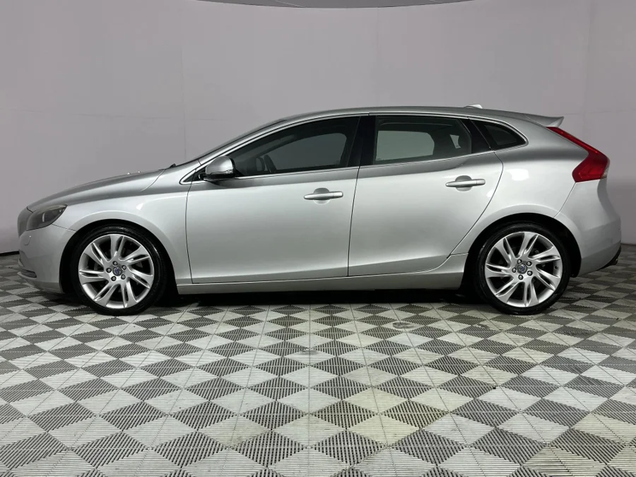 Used 2014 Volvo V40 T4 Excel auto - WeBuyCars Epping