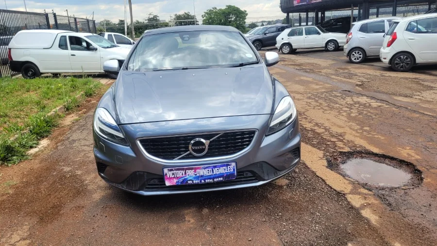 Used 2018 Volvo V40 T3 R-Design - Victory Pre-Owned Vehicles
