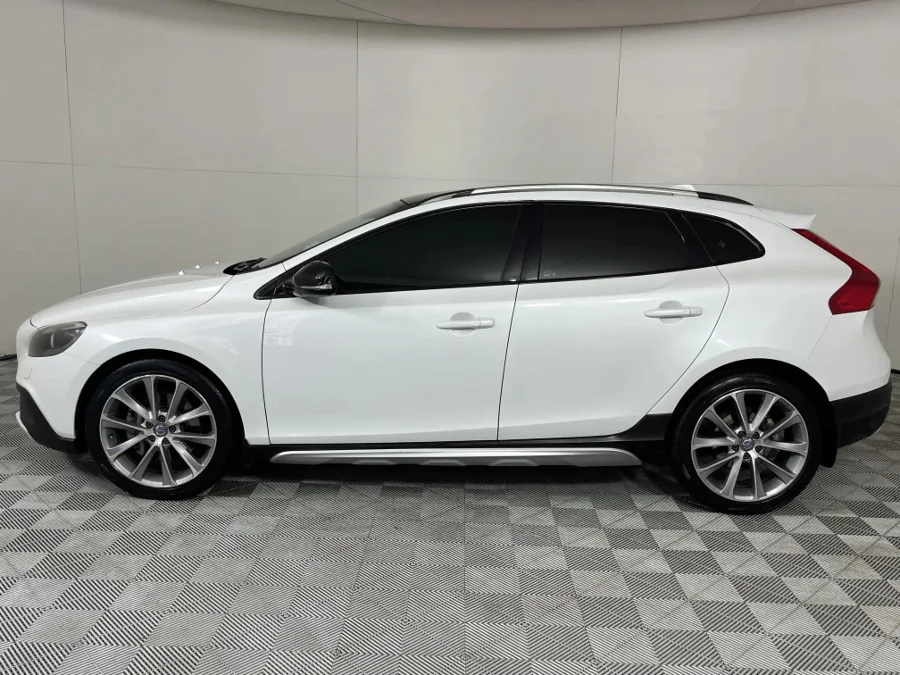 Used 2016 Volvo V40 Cross Country D4 Momentum - WeBuyCars Gqeberha