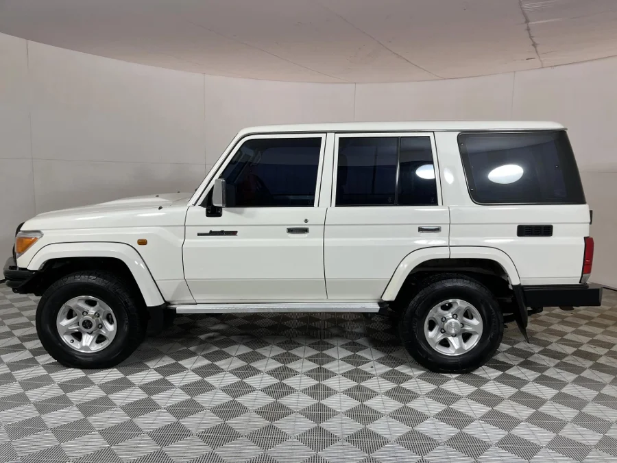 Used 2022 Toyota Land Cruiser 76 4.5D-4D V8 station wagon LX - WeBuyCars JHB South Used 2022 Toyota Land Cruiser 76 4.5D-4D V8 station wagon LX - WeBuyCars JHB South