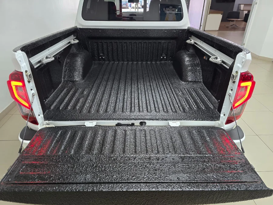 Used 2025 Nissan Navara 2.5DDTi double cab LE Plus - BB Nissan Hatfield