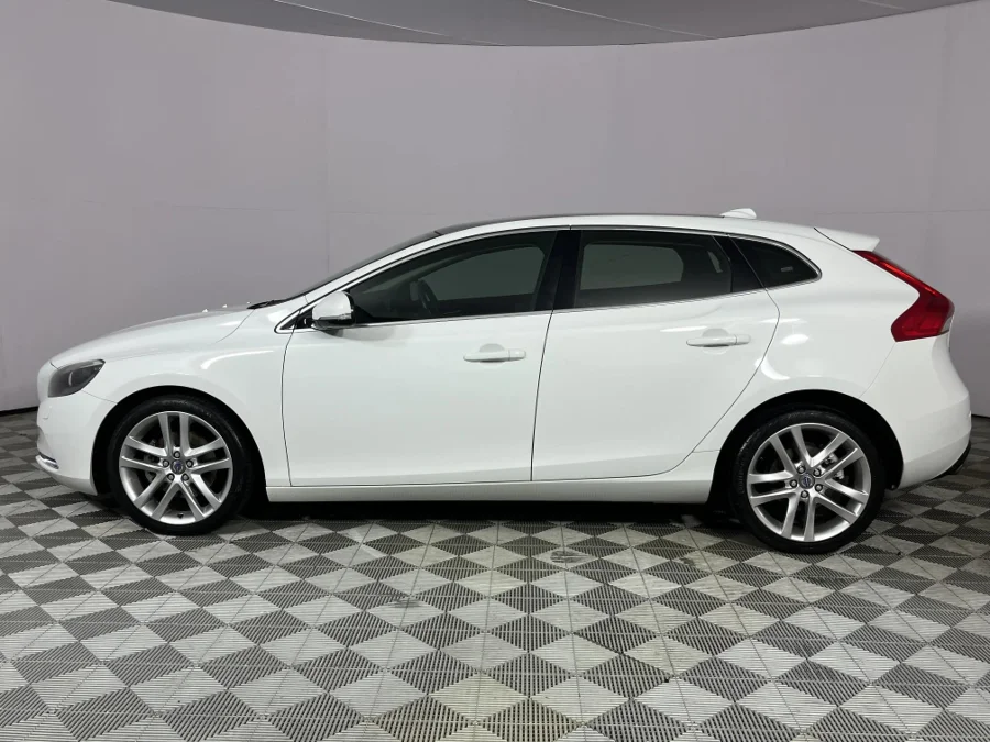 Used 2015 Volvo V40 T3 Elite - WeBuyCars Lansdowne