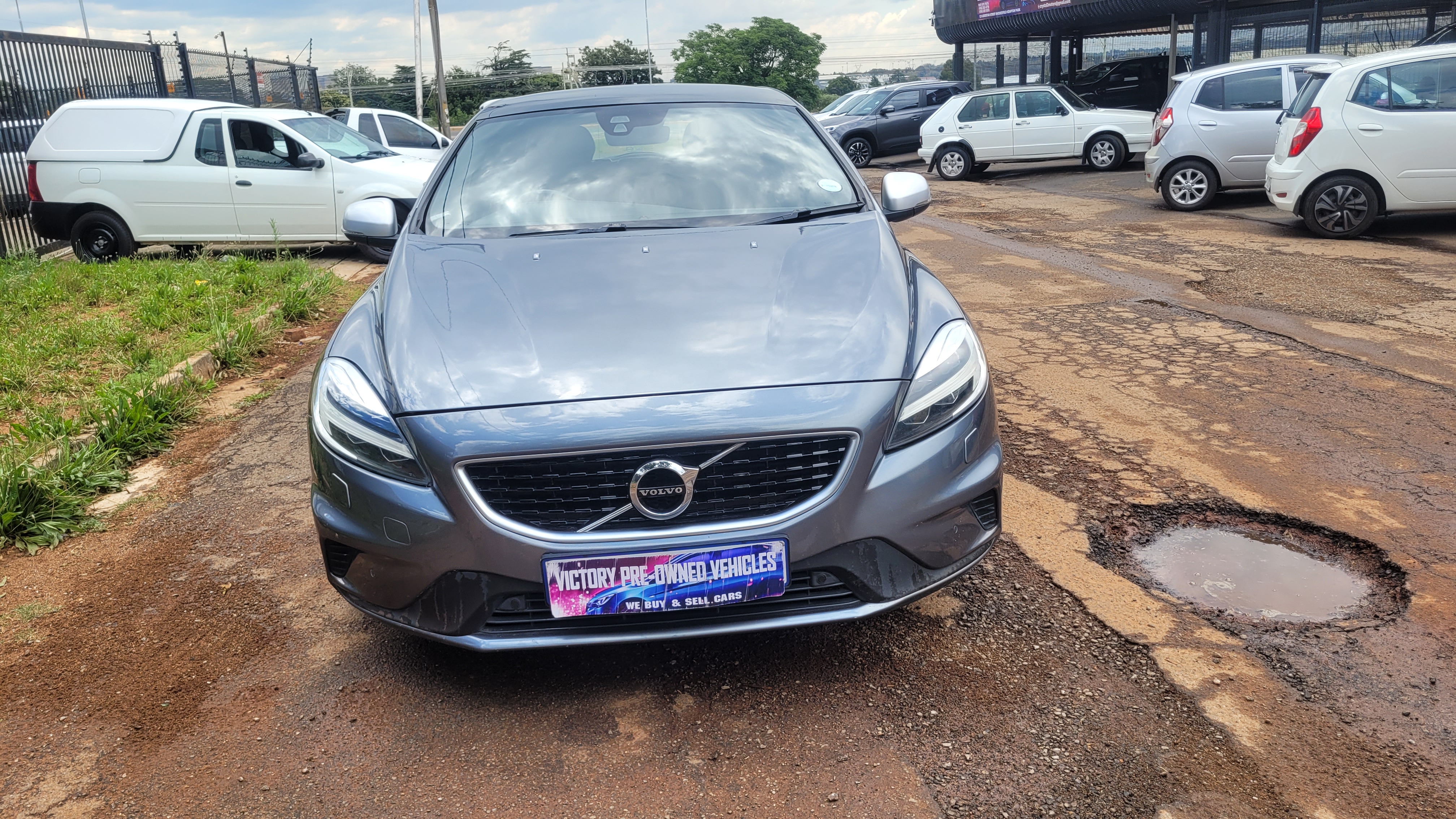 Used 2018 Volvo V40 T4 R-Design auto