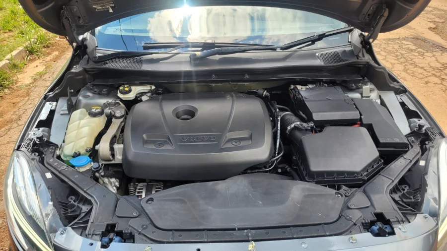 Used 2018 Volvo V40 T4 R-Design auto - Victory Pre-Owned Vehicles