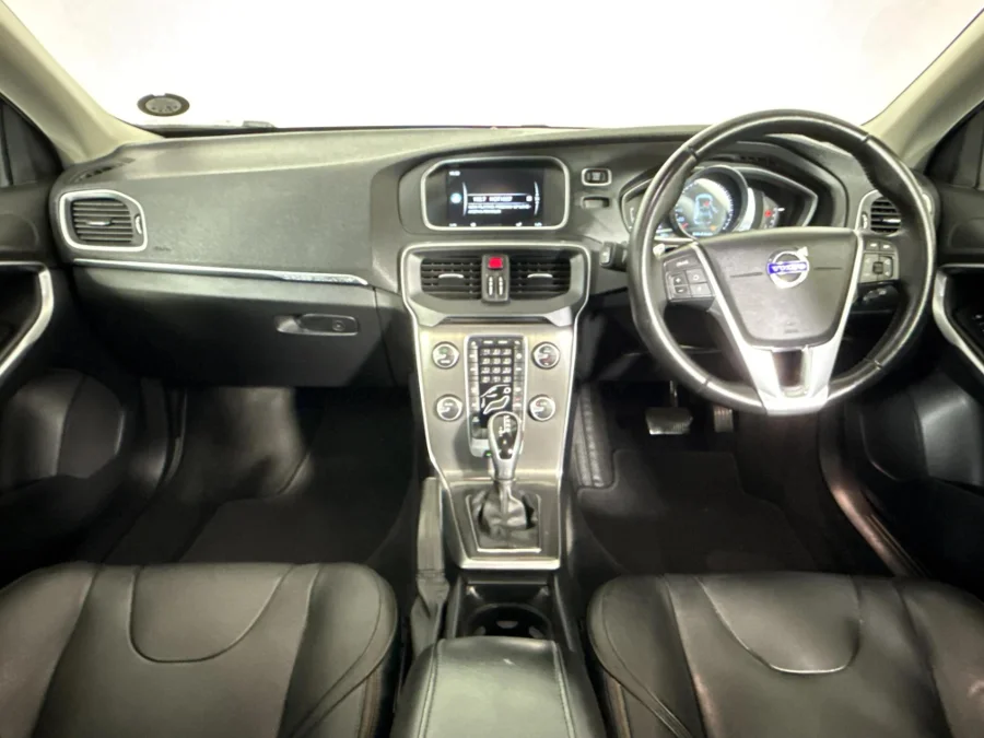 Used 2016 Volvo V40 Cross Country D3 Momentum - WeBuyCars Midstream