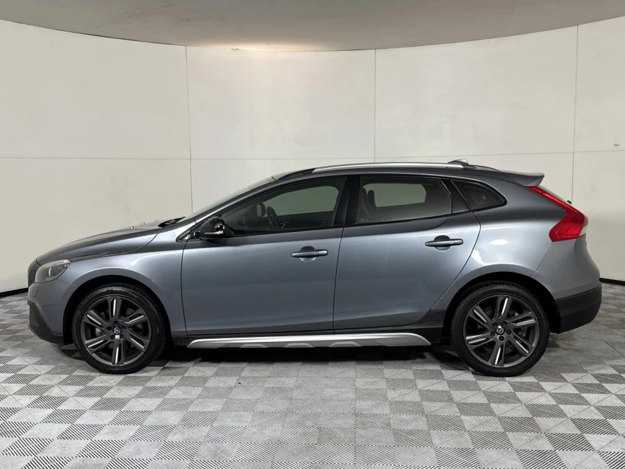 Used 2016 Volvo V40 Cross Country D3 Momentum - WeBuyCars Midstream