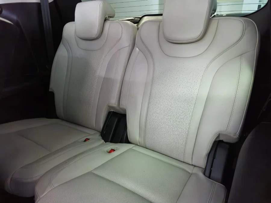 Used 2025 Mahindra XUV700 2.0T AX7L - Ford Midrand