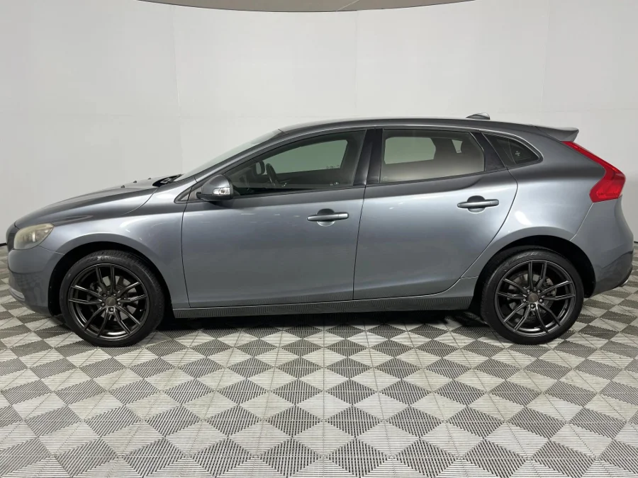Used 2016 Volvo V40 T3 Kinetic - WeBuyCars Lansdowne