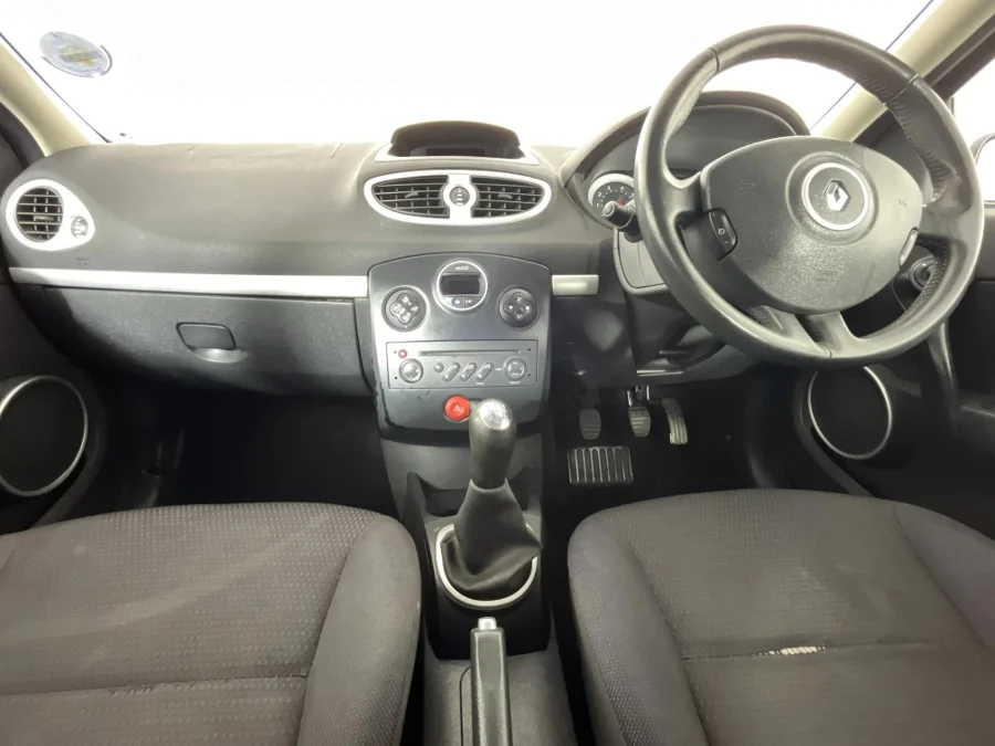 Used 2006 Renault Clio 1.6 Dynamique 5-door - WeBuyCars Montana