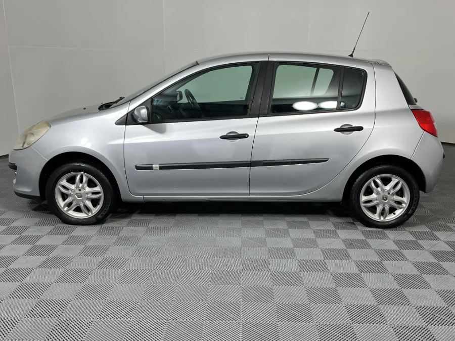 Used 2006 Renault Clio 1.6 Dynamique 5-door - WeBuyCars Montana