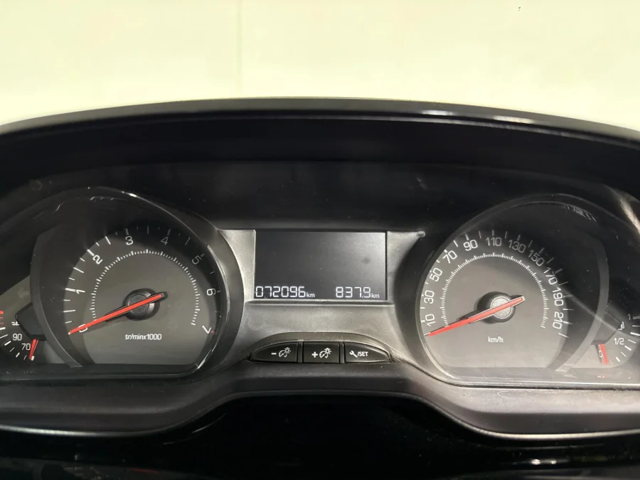 Used 2014 Peugeot 208 3-door 1.0 Access - WeBuyCars Midstream