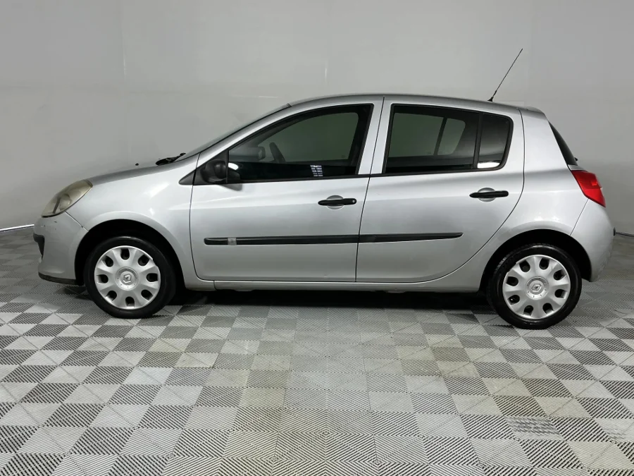 Used 2006 Renault Clio 1.6 Dynamique 3-door - WeBuyCars Silverlakes