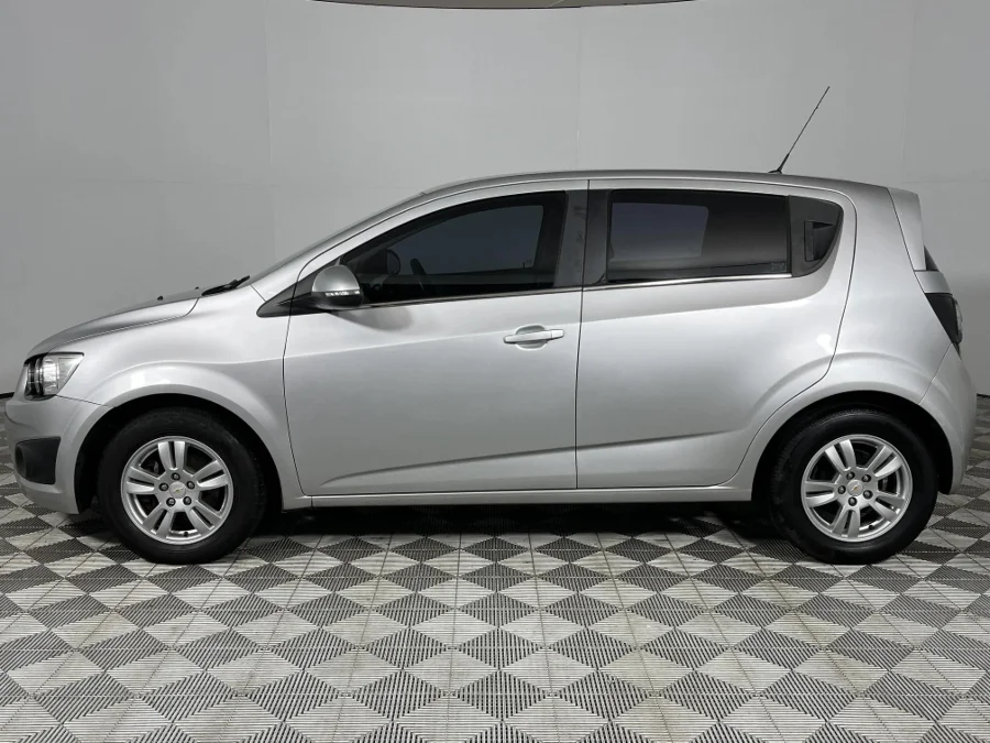 Used 2015 Chevrolet Sonic hatch 1.6 LS Black&White Edition - WeBuyCars Richmond