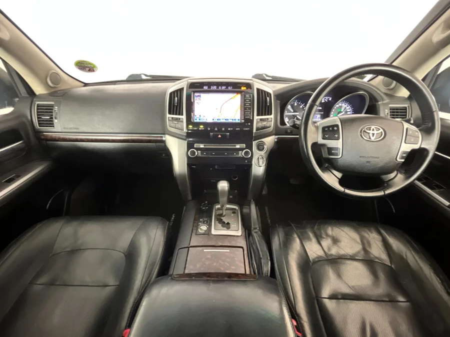 Used 2013 Toyota Land Cruiser 200 4.5D-4D V8 VX - WeBuyCars JHB South